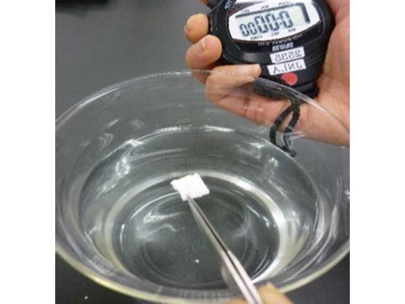 試驗(yàn)片放入水中